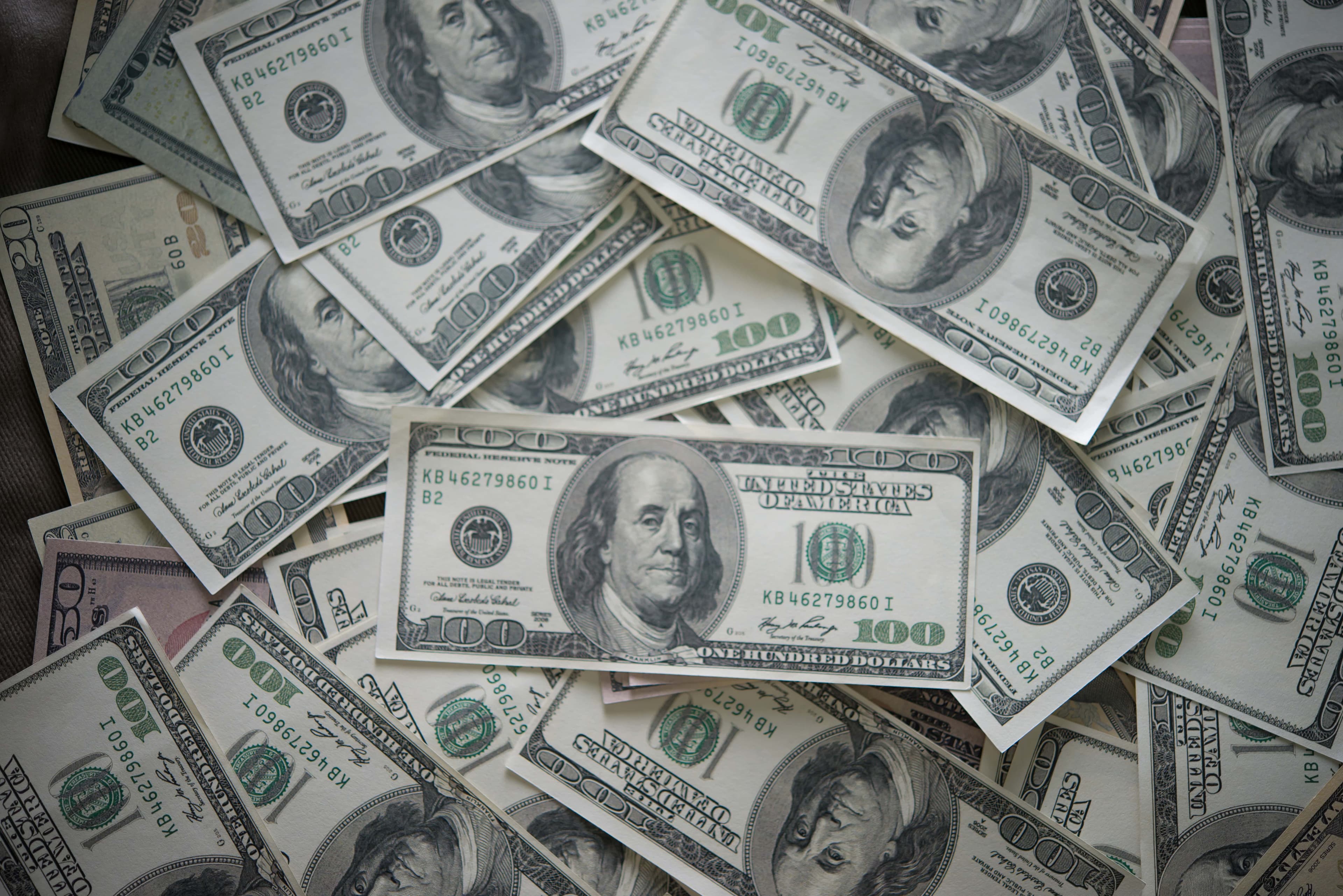 photologuephotos2023-08billie-dolar-fondo-dinero-minjpg