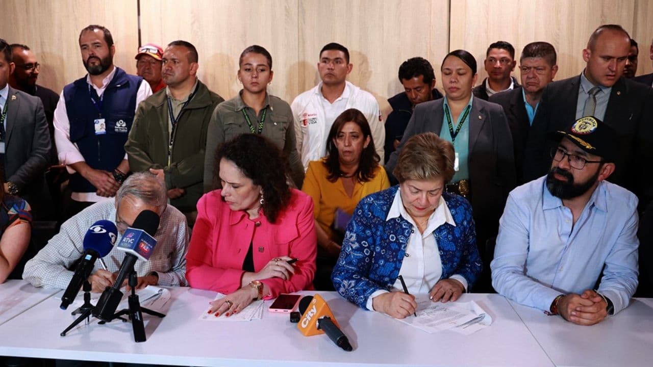 photologuephotos2024-09firma_acuerdo_levantar_paro_camionerojpg