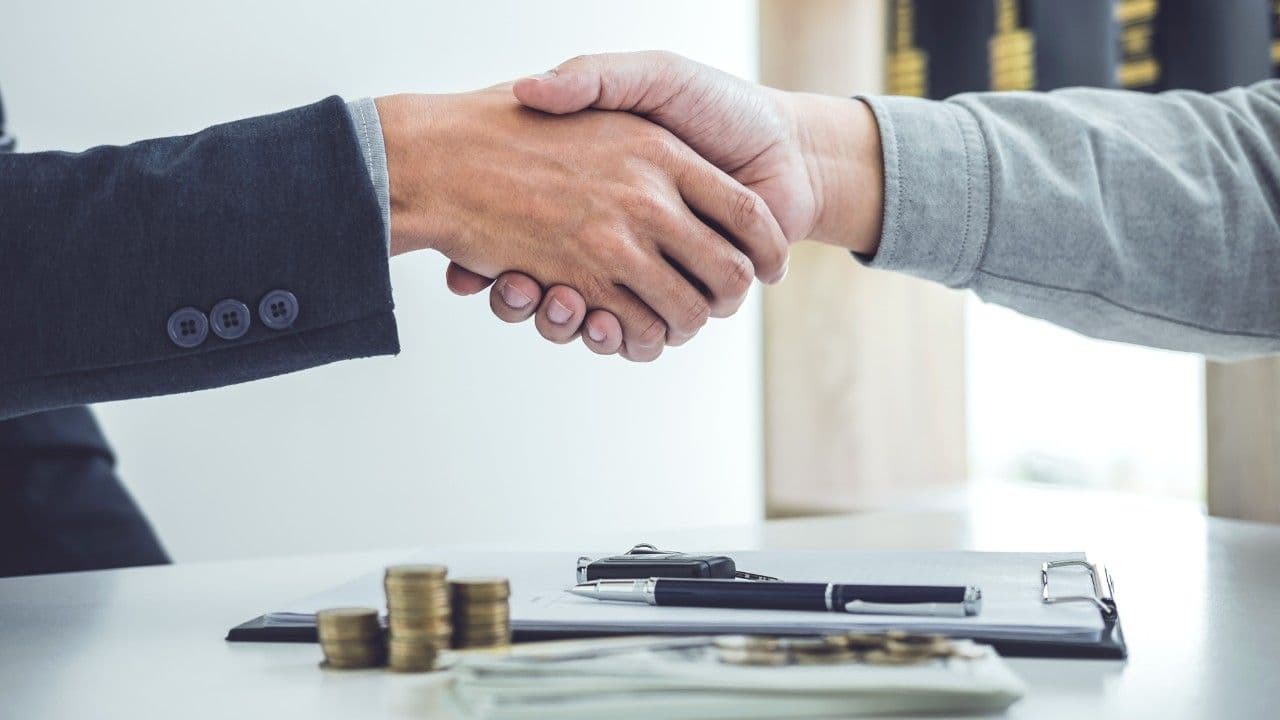 photologuephotos2024-11handshake-cooperation-customer-salesman-after-agreement_1jpg