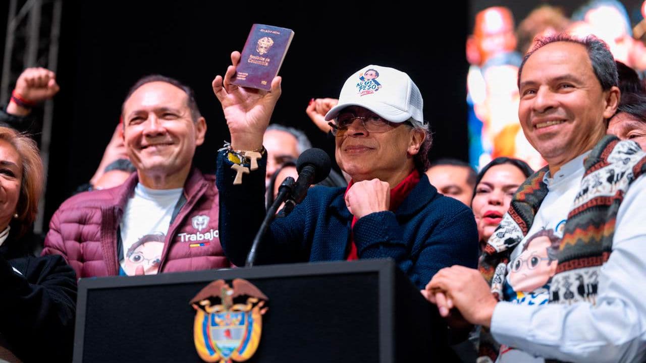 Nuevo pasaporte colombiano. Créditos: Juan Diego Cano - Presidencia