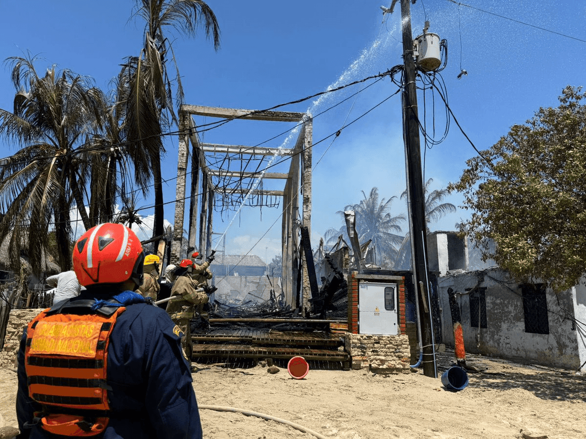 Momento de la atención del incendio en Rincón del Mar (Sucre), el pasado 9 de septiembre. Momento de la atención del incendio en Rincón del Mar (Sucre), el pasado 9 de septiembre.