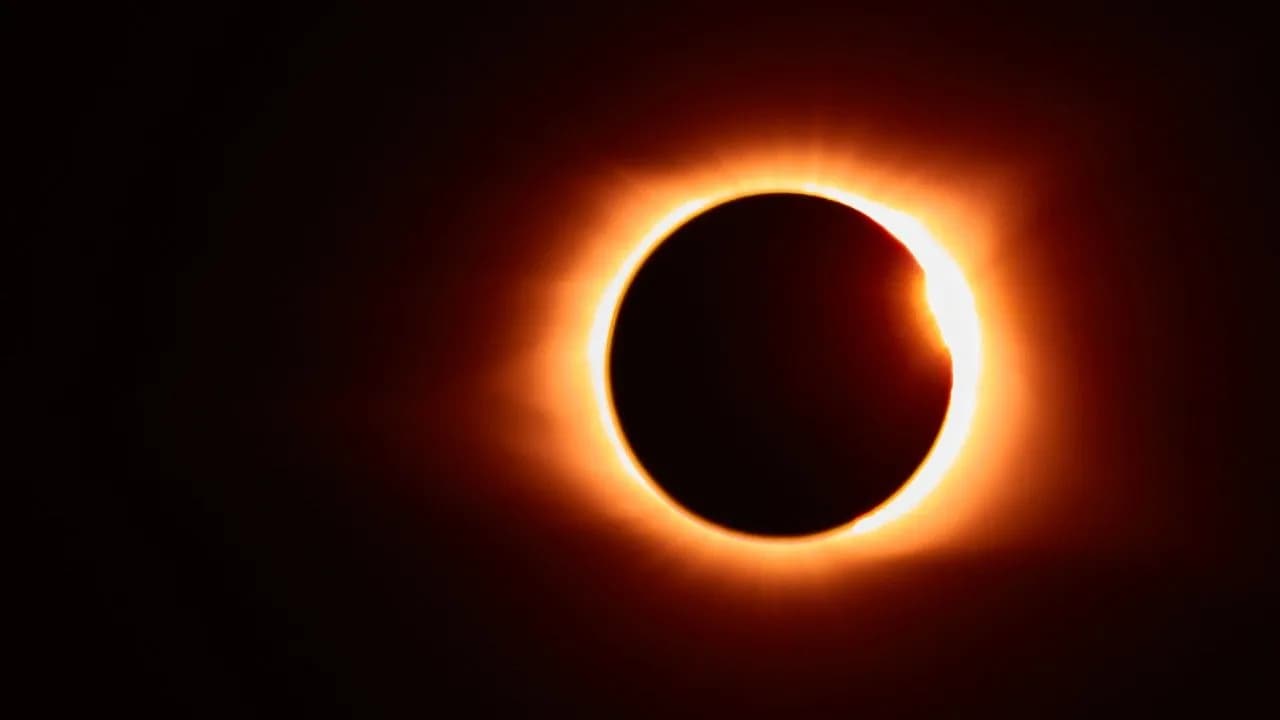 photologuephotos2023-10imagen-eclipse-solar-llamarada-solar-que-crea-resplandor-naranja-alrededor-luna-negrajpg photologuephotos2023-10imagen-eclipse-solar-llamarada-solar-que-crea-resplandor-naranja-alrededor-luna-negrajpg