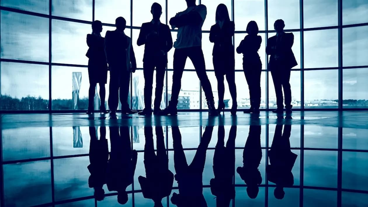 photologuephotos2024-01silhouette-confident-businesspeoplejpg photologuephotos2024-01silhouette-confident-businesspeoplejpg