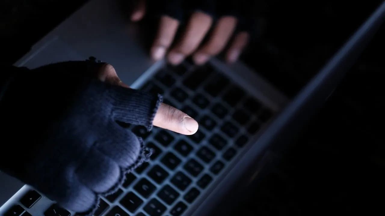 photologuephotos2025-07un-primer-plano-de-la-mano-de-un-hacker-robando-datos_1jpg photologuephotos2025-07un-primer-plano-de-la-mano-de-un-hacker-robando-datos_1jpg