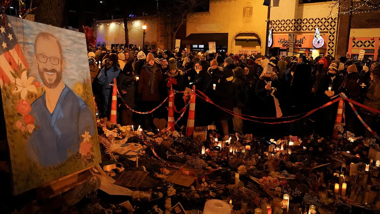 Vigilia en Mineápolis por la muerte del enfermero Alex Pretti tras un tiroteo con agentes federales. Vigilia en Mineápolis por la muerte del enfermero Alex Pretti tras un tiroteo con agentes federales.