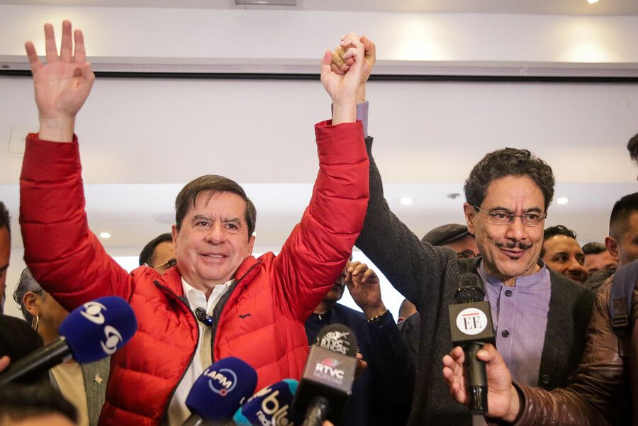 El candidato presidencial, Iván Cepeda Castro, junto al exministro del Interior y excandidato presidencial, Juan Fernando Cristo, durante el lanzamiento de la Alianza por la Vida. Foto: Colprensa - Catalina Olaya.