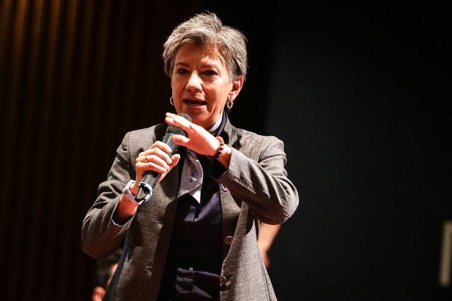 La candidata Claudia López se mostró categórica: “Iván Cepeda, cinco millones de colombianos están constreñidos para votar en esta campaña. Alias ‘Calarcá’ invita abiertamente, a través de sus lugartenientes, a votar por su candidatura”. Foto; Colpre