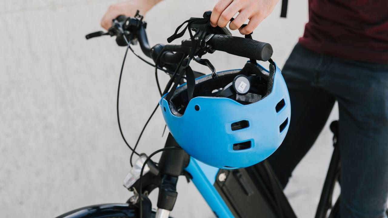 Bicicletas, scooters y monocilos eléctrico son los vehículos afectados por la norma. Crédito: Freepik. 2