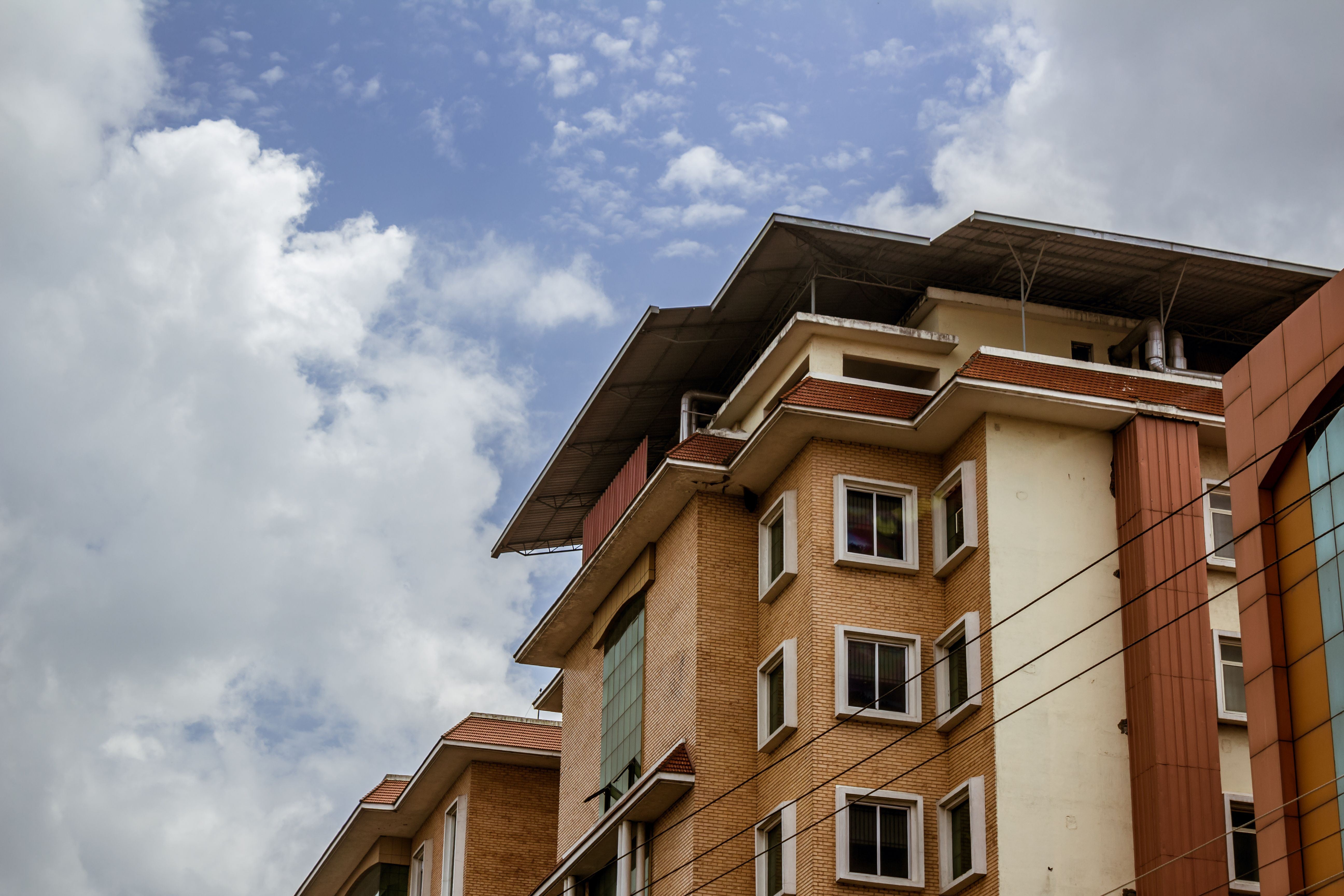 edificio-hospital-nubes-fondo.jpg