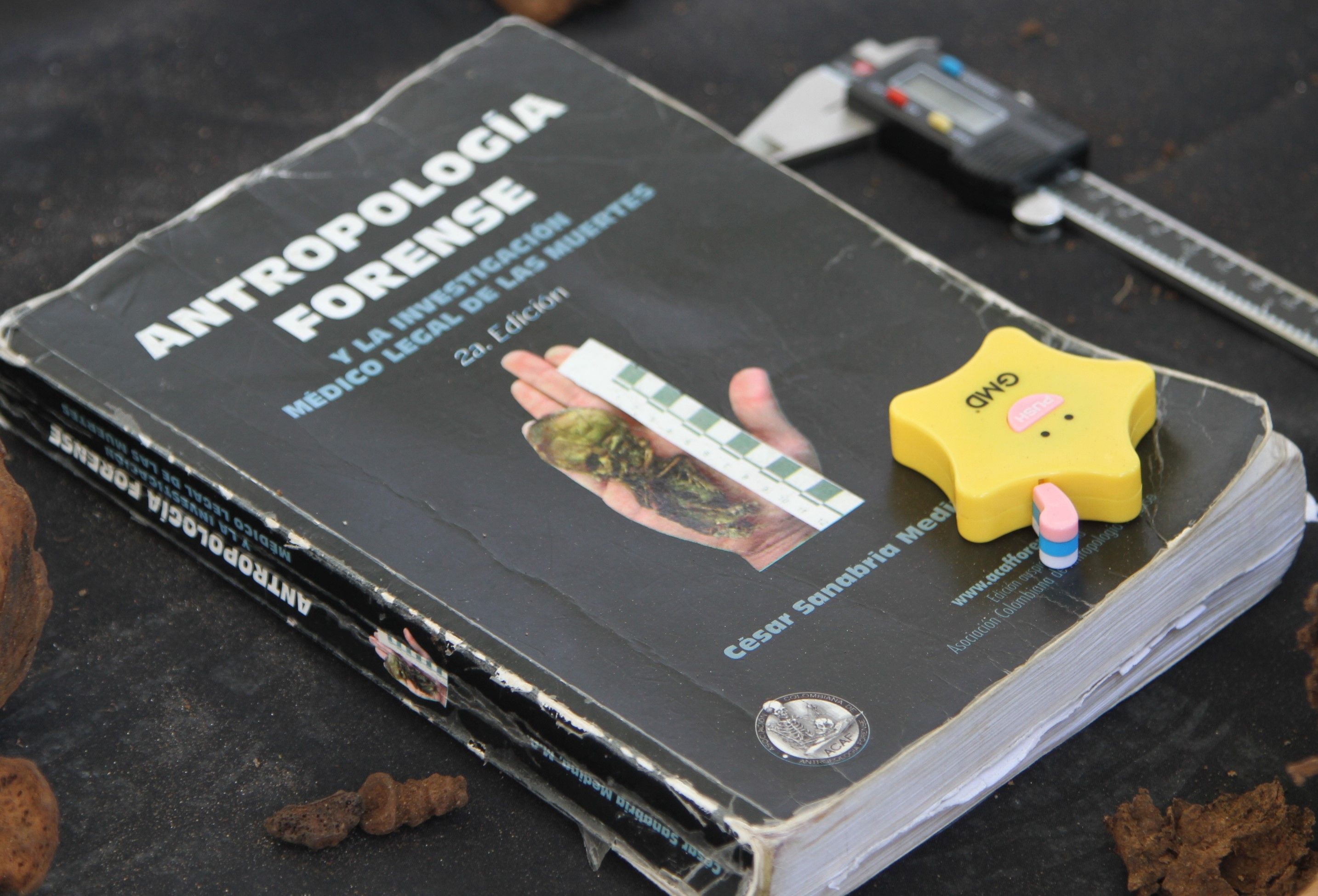 _img_4726_libro_de_antrpologia_forense_y_metro_1.jpg