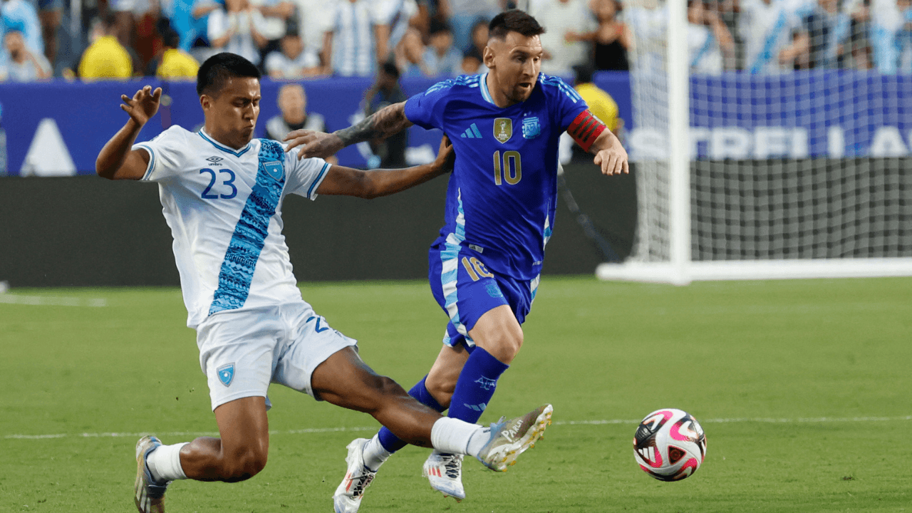 leo_messi_regatea_en_el_partido_amistoso_de_argentina_contra_guatemala.png