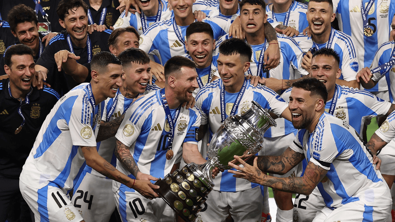 futbolistas_argentinos_celebran_su_titulo.png
