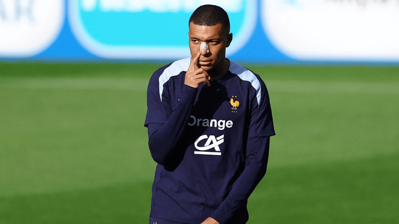kilyan_mbappe_se_entrena_con_la_seleccion_de_francia_tras_el_partido_de_eurocopa_en_el_que_se_fracturo_la_nariz_0.png