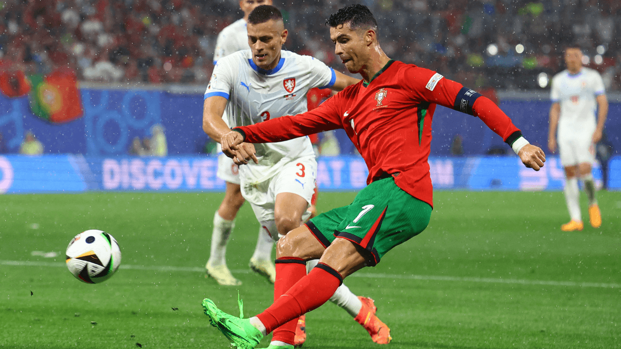 cristiano_ronaldo_remata_al_arco_en_su_partido_de_debut_en_la_eurocopa_2024_0.png