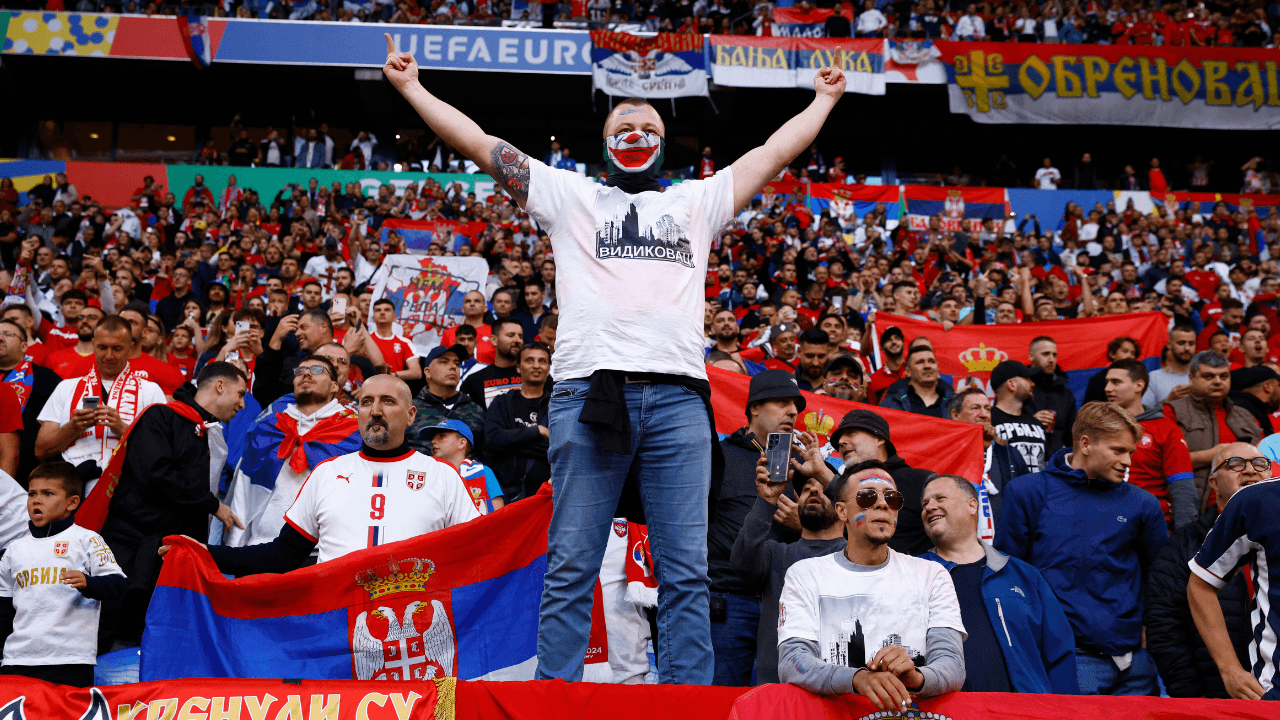 hooligans_serbios_en_el_partido_de_eurocopa_contra_inglaterra_0.png