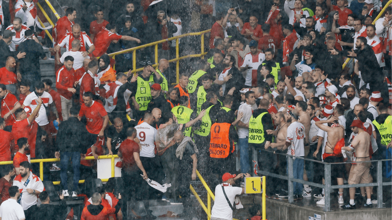 pelea_entre_seguidores_de_las_selecciones_de_georgia_y_turquia_en_la_eurocopa_0.png