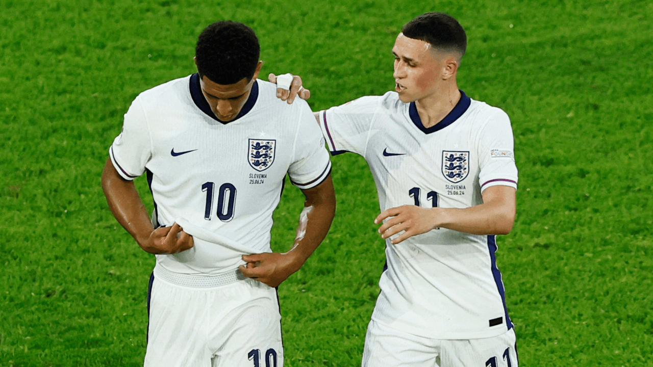 jadon_sancho_abandona_el_terreno_de_juego_junto_a_foden.png