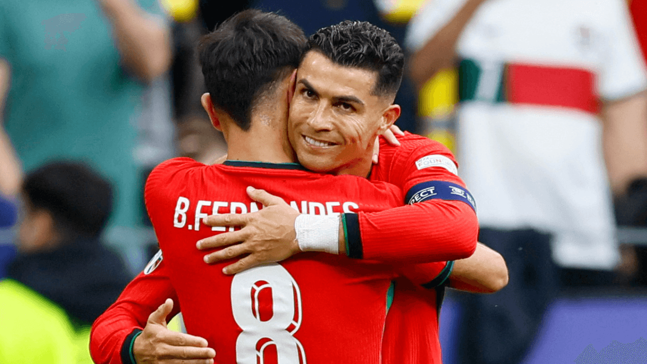 cristiano_ronaldo_abraza_a_bruno_fernandes_en_la_eurocopa_2024.png