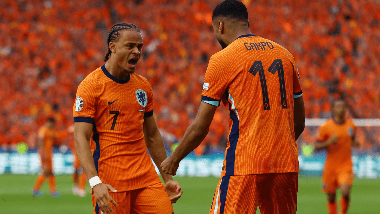 xavi_simons_y_gakpo_celebran_su_pase_a_la_siguiente_ronda.png
