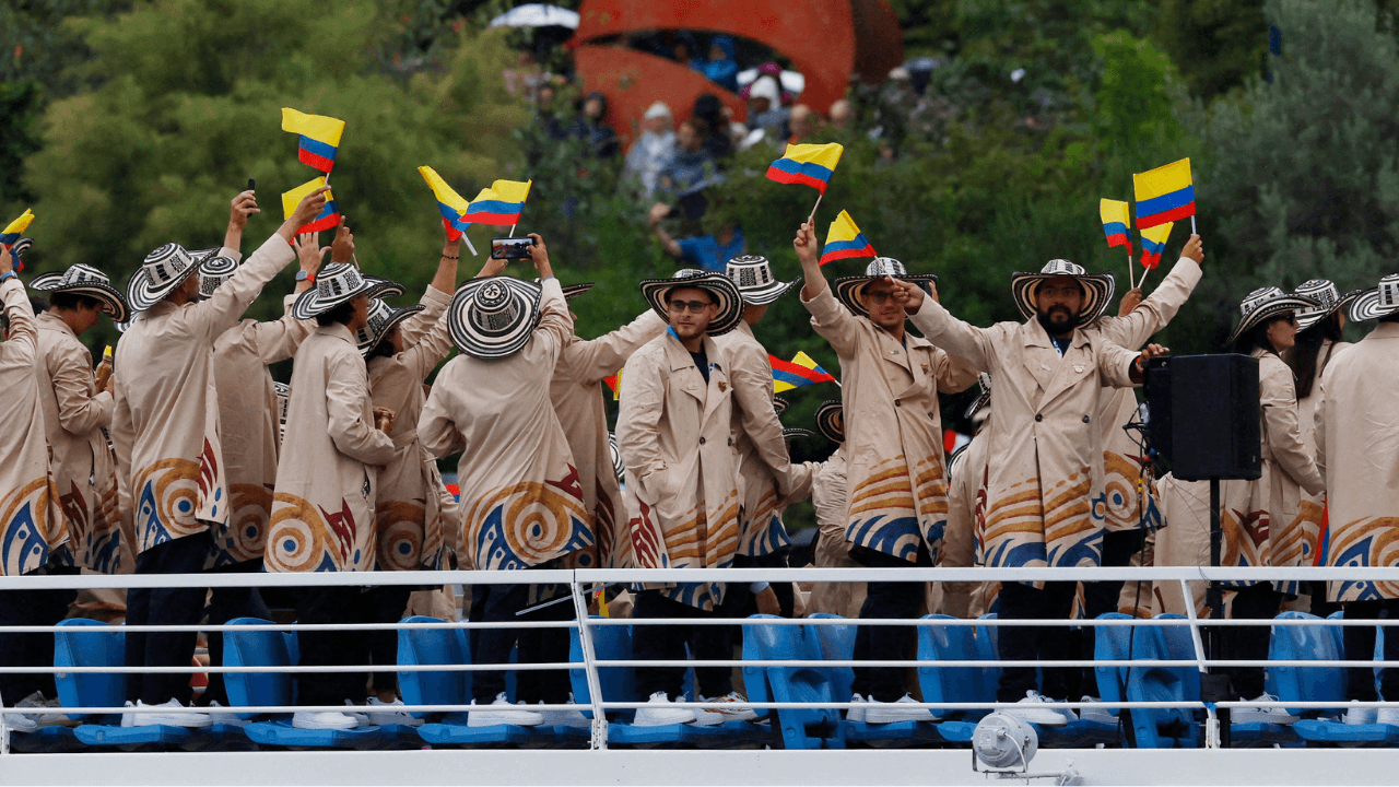 55_deportistas_colombianos_navegaron_sobre_el_rio_sena.png