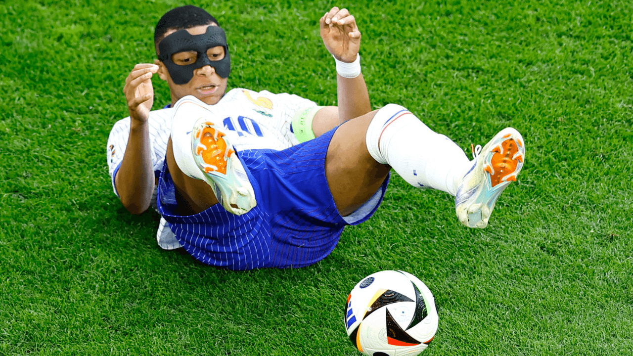 mbappe_junto_al_balon_en_el_cesped.png