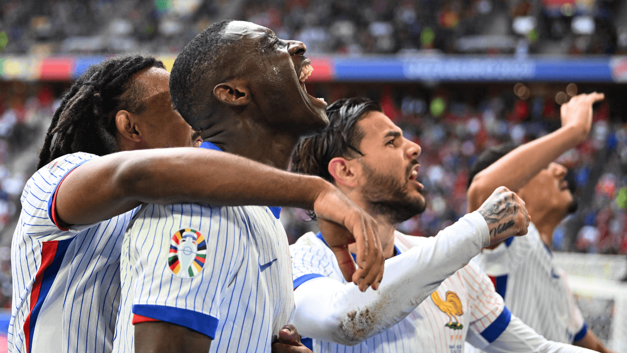 jugadores_franceses_celebran_su_claficiacion_a_los_cuartos_de_final_de_la_eurocopa_2024.png