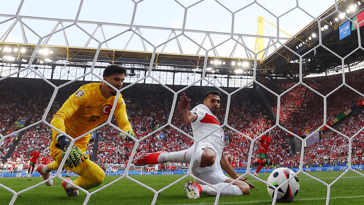 futbolista_turco_intenta_evitar_el_autogol_de_uno_de_sus_companeros.png