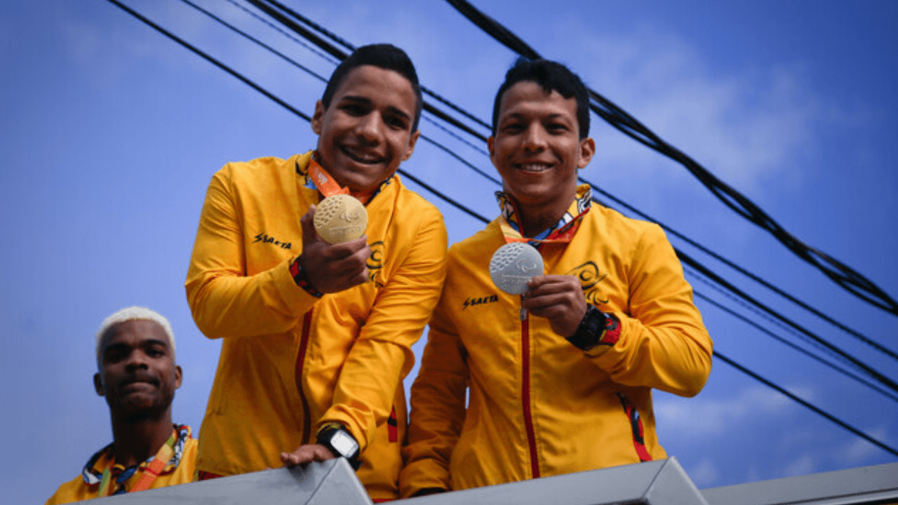 carlos_daniel_serrano_junto_a_nelson_crispin.png