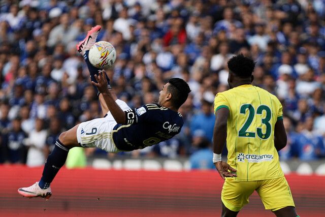 falcao_intenta_una_chilena_contra_bucaramanga.jpg