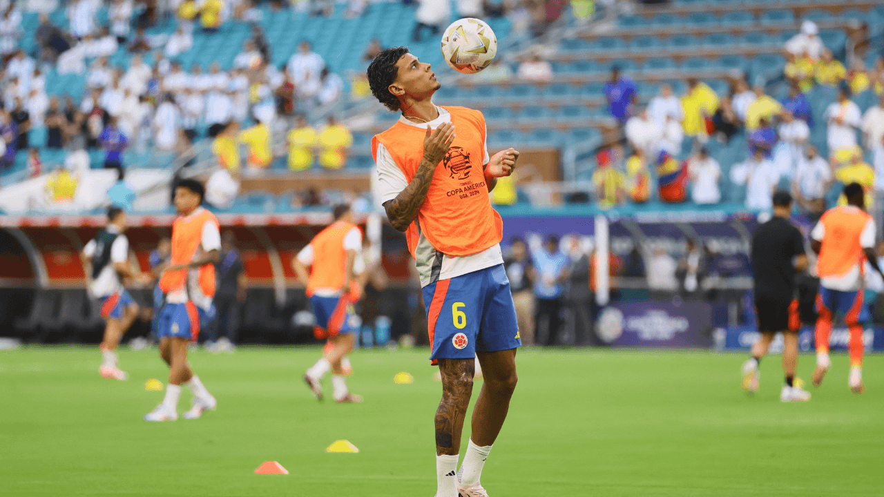 richard_rios_controla_el_balon_en_calentamiento.png