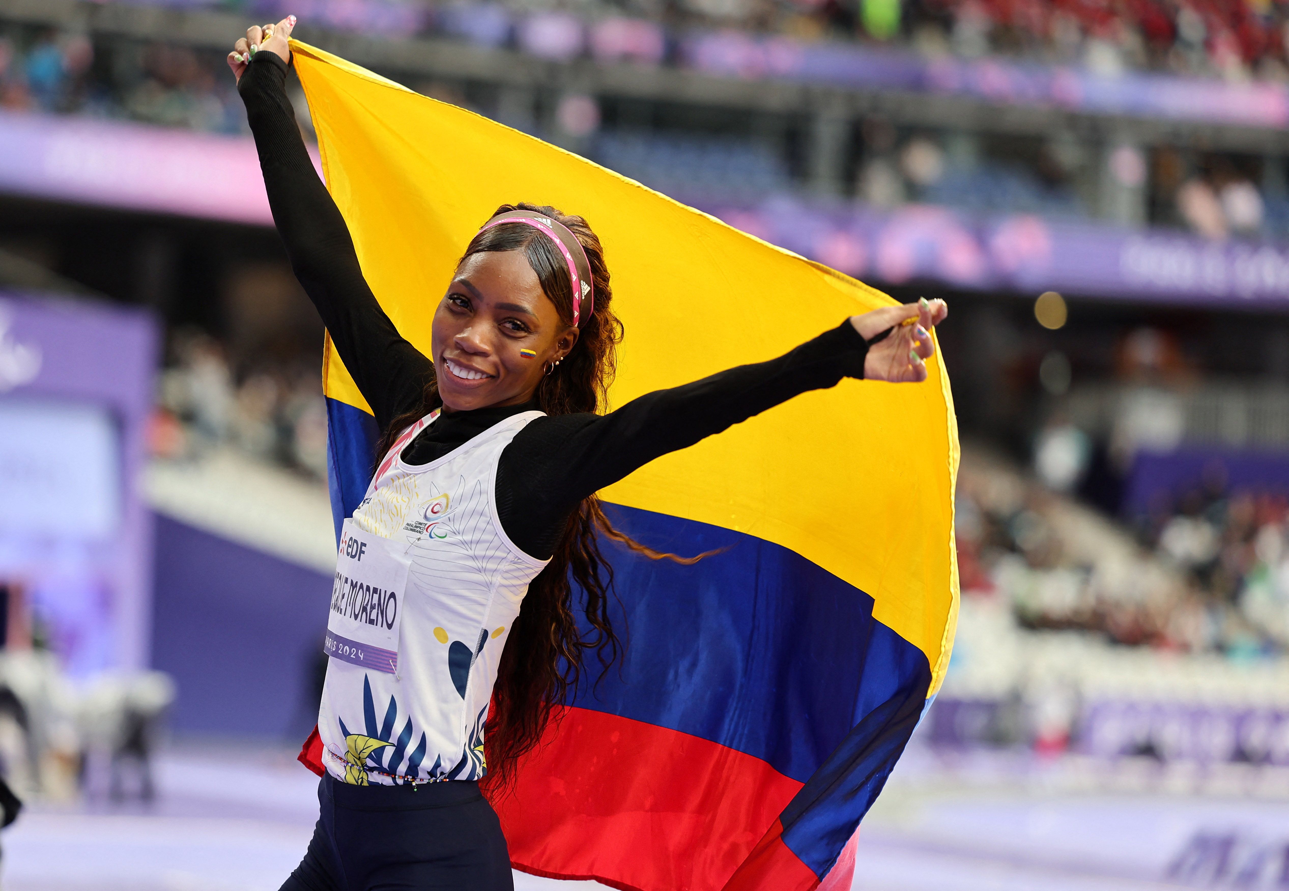 karen_palomeque_bronce_y_bandera.jpg