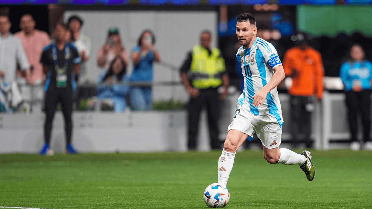 leonel_messi_conduce_el_balon_en_el_duelo_inaugural_de_copa_america_2024_2.png