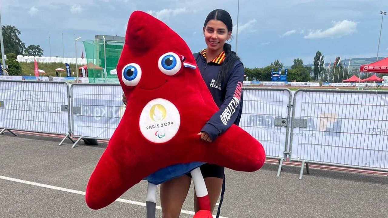 xiomara_saldarriaga_junto_a_la_mascota_de_paris_2024_0.jpg