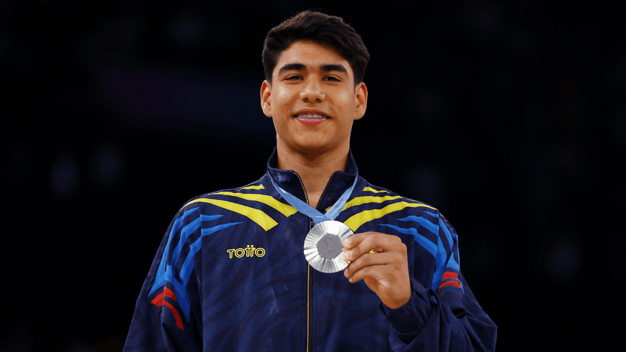 angel_barajas_con_la_medalla_de_plata_en_su_cuello_0.png