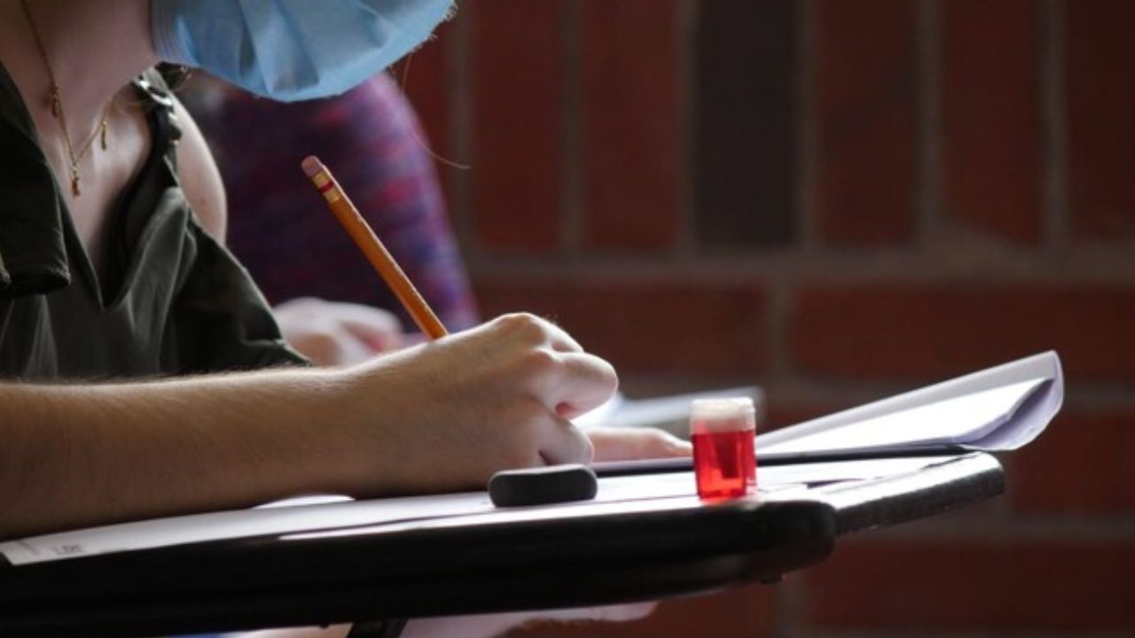 estudiante_realiza_una_evaluacion_escrita.jpg