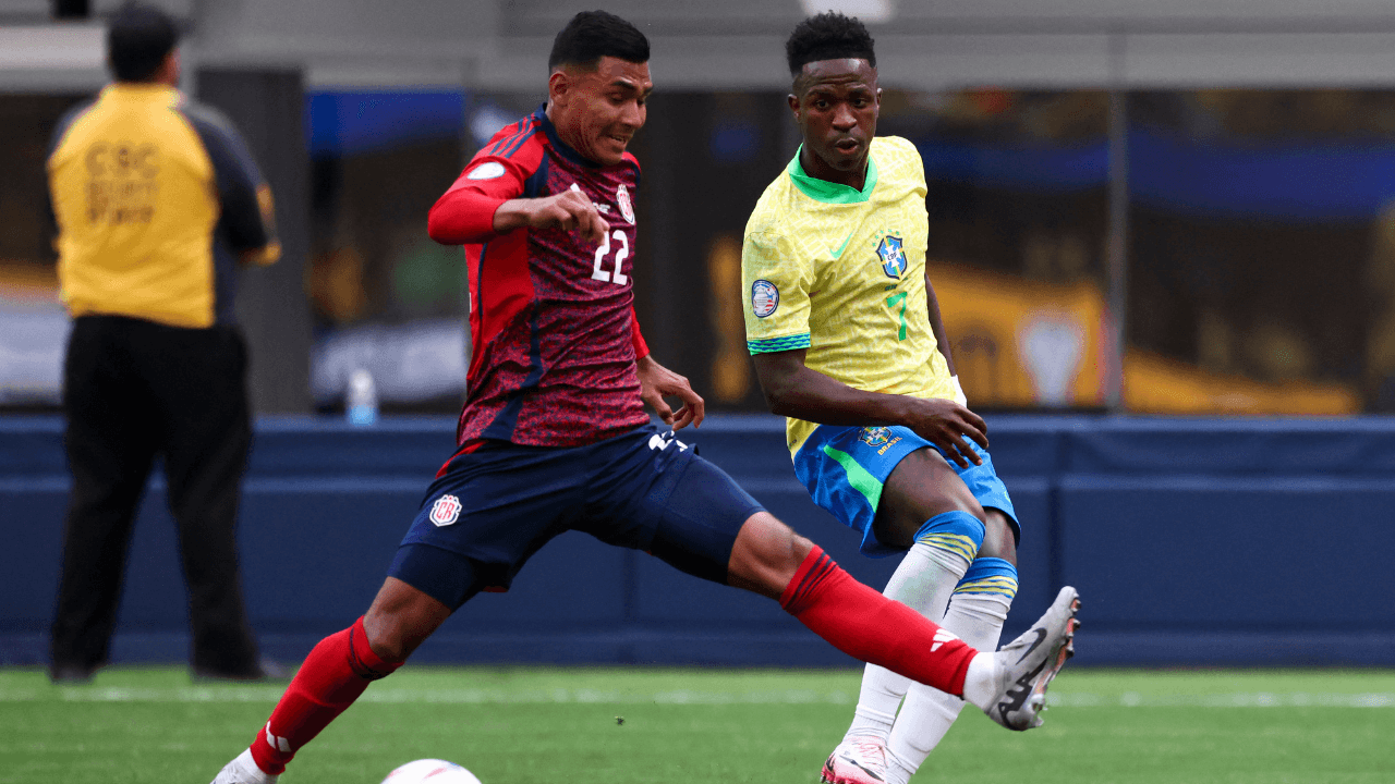 vinicius_junior_ante_un_defensor_costarricense_0.png