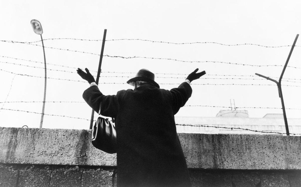 1024px-winken_ueber_die_berliner_mauer_0.jpg