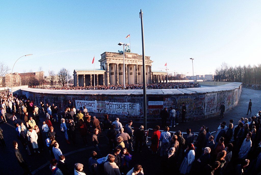 1024px-brandenburgertordezember1989.jpg