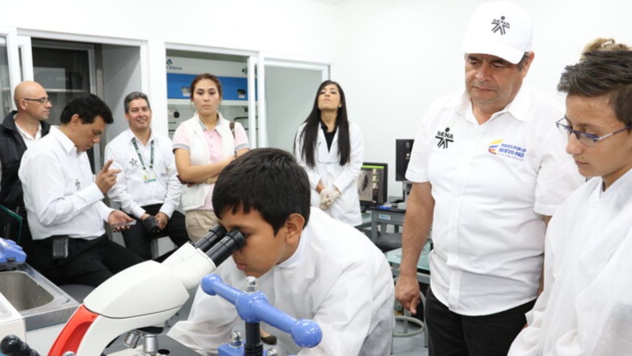 laboratorios_en_colegios_publicos.jpg