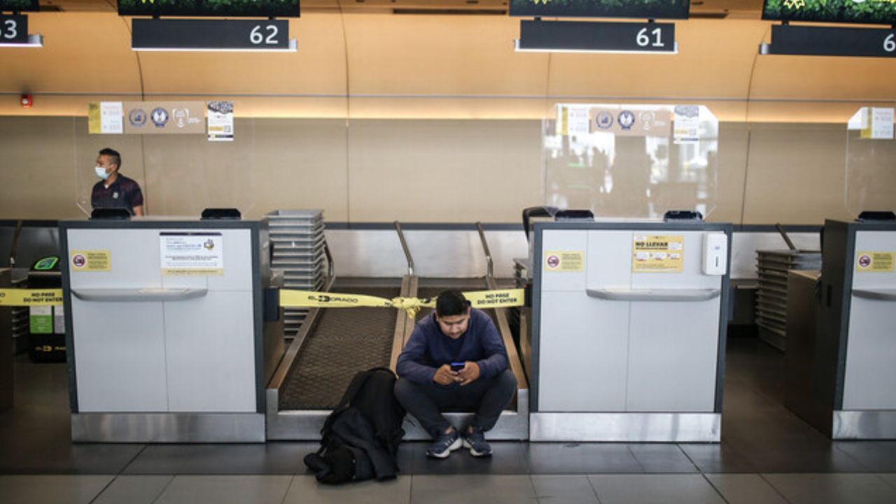 pasajero_colombiano_en_el_aeropuerto_el_dorado_0.jpg