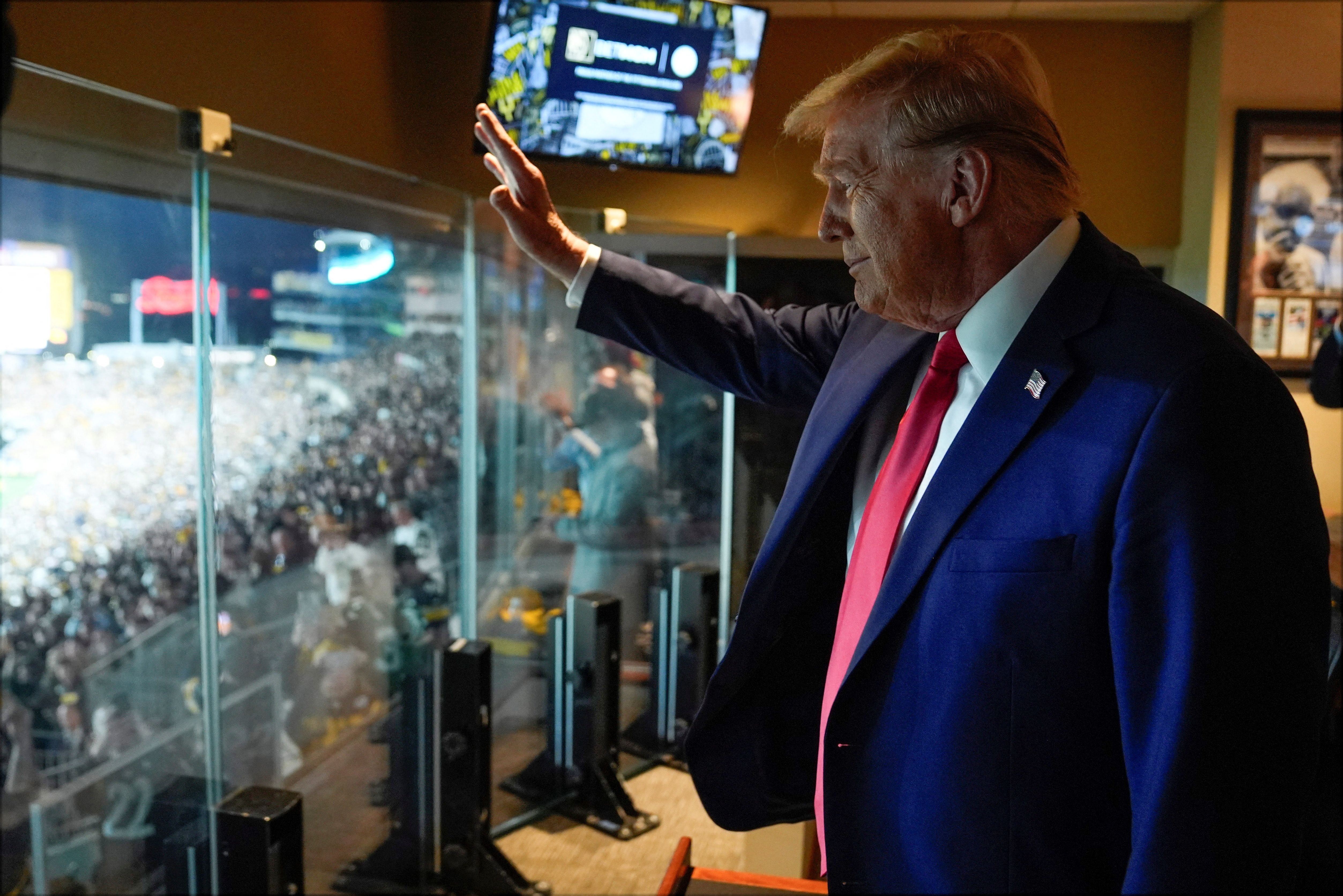 donald_trump_saluda_a_simpatizantes_en_estadio.jpg
