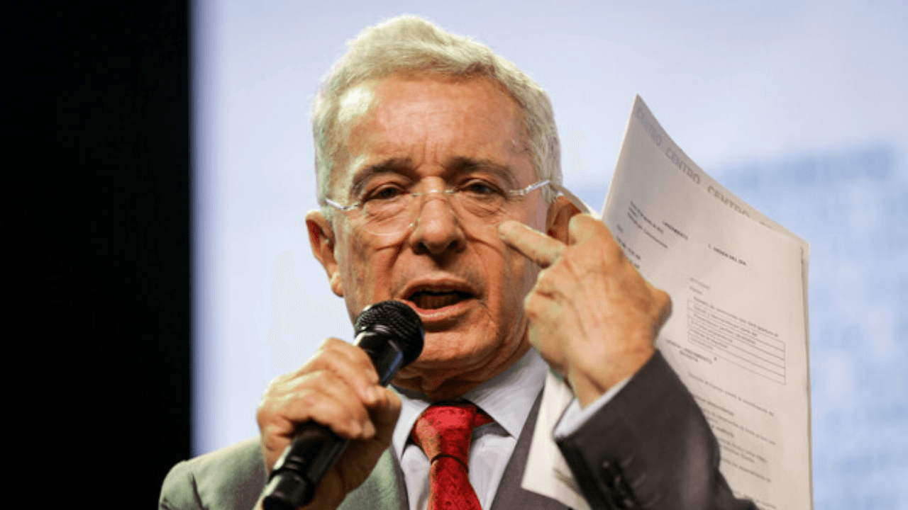 alvaro_uribe_expresidente_de_colombia.png