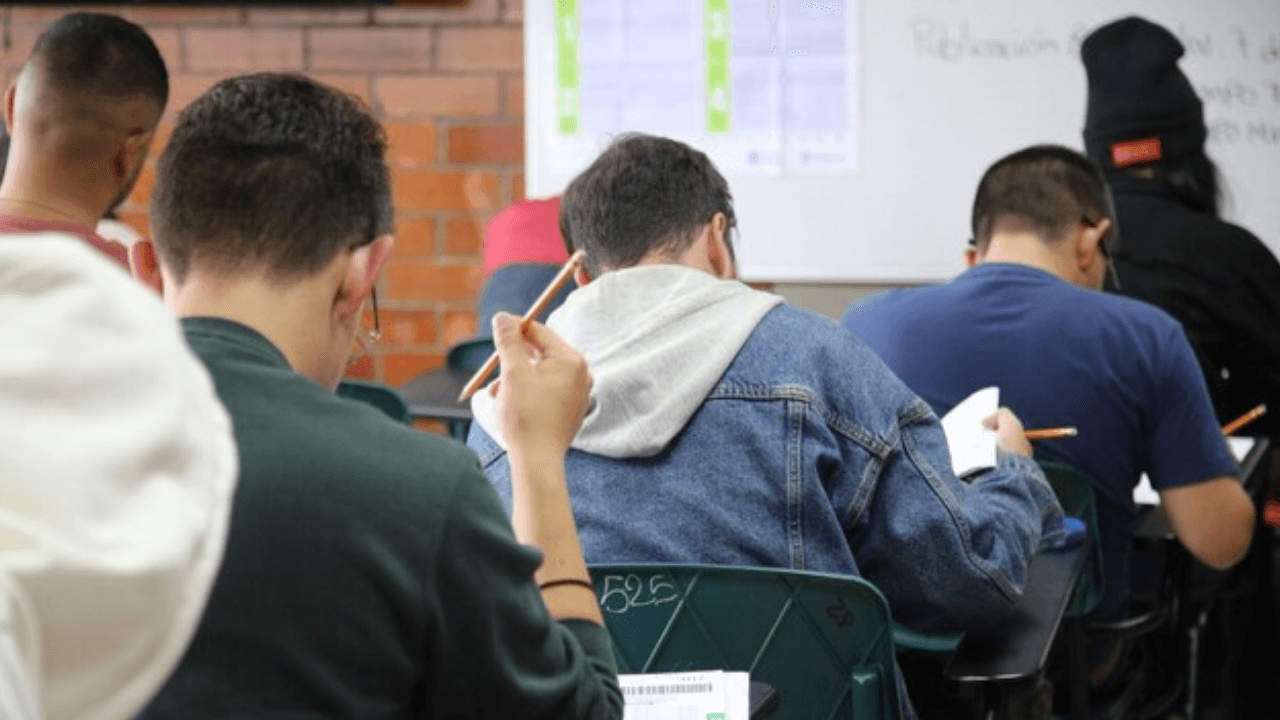 fila_estudiantes_pruebas_icfes_1.png