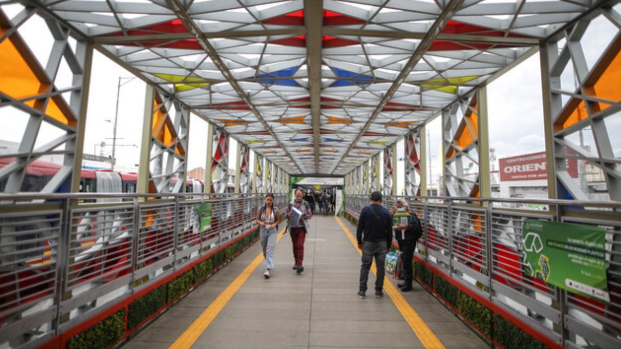 estacion_de_transmilenio_bogota.jpg