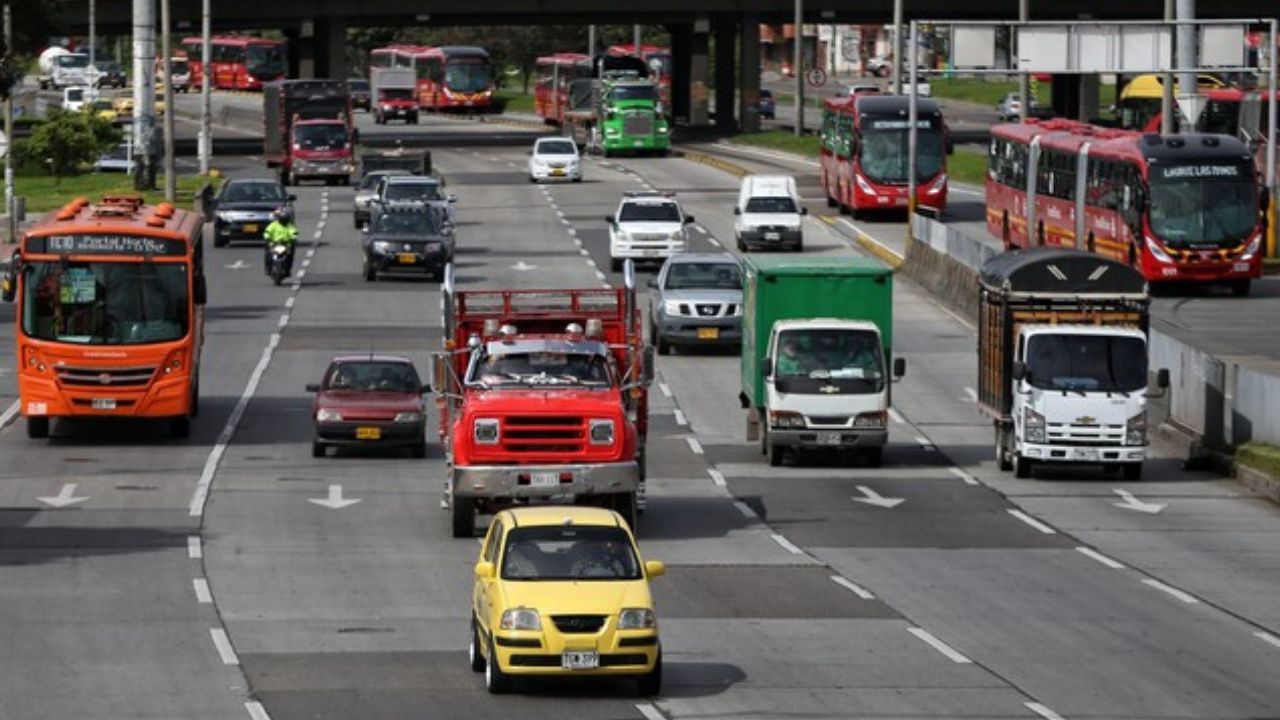 vehiculos_transitando_por_bogota_0.jpg
