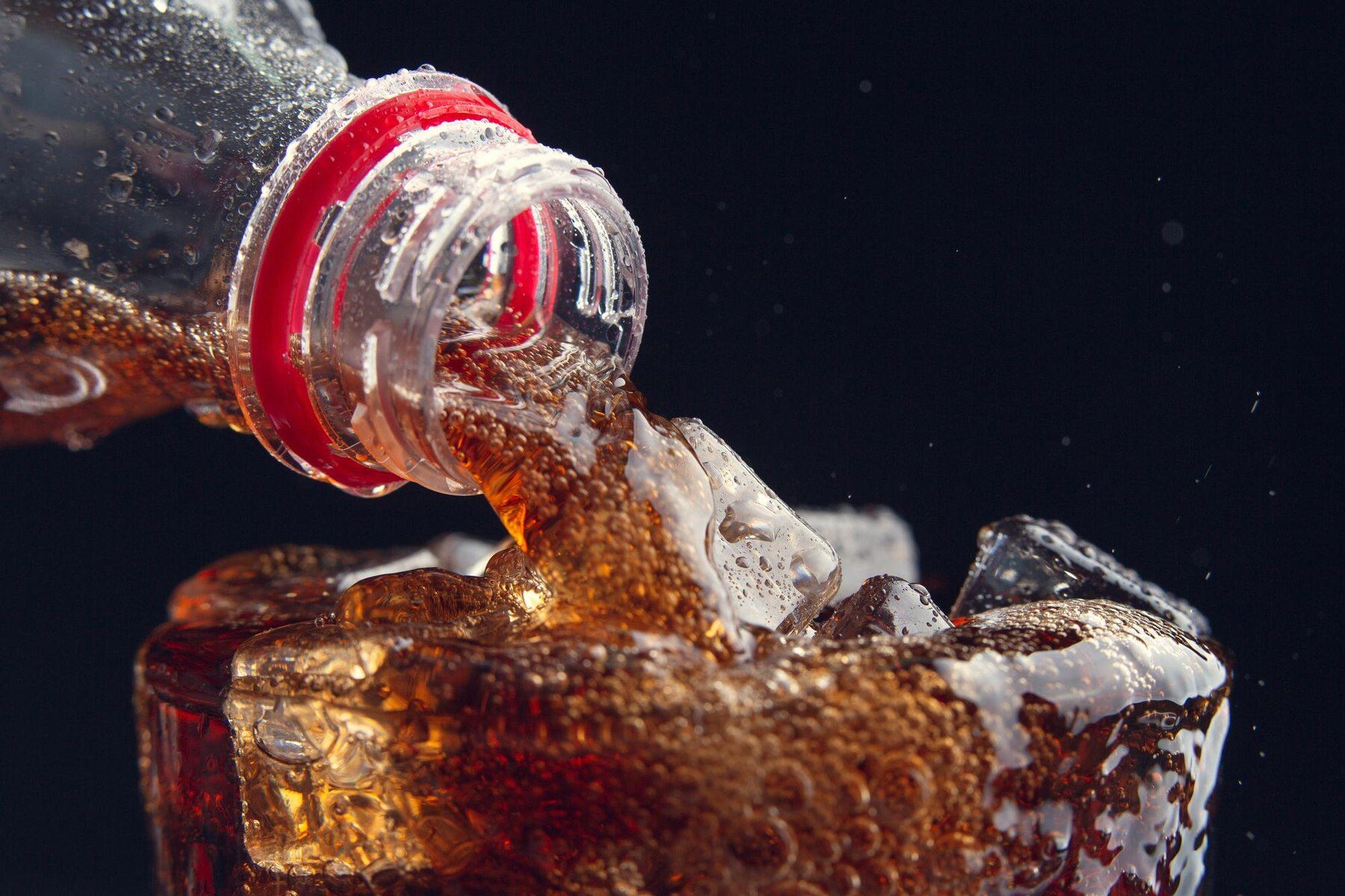 sirviendo-cola-botella-vaso-lleno-hielo_463209-157.jpg