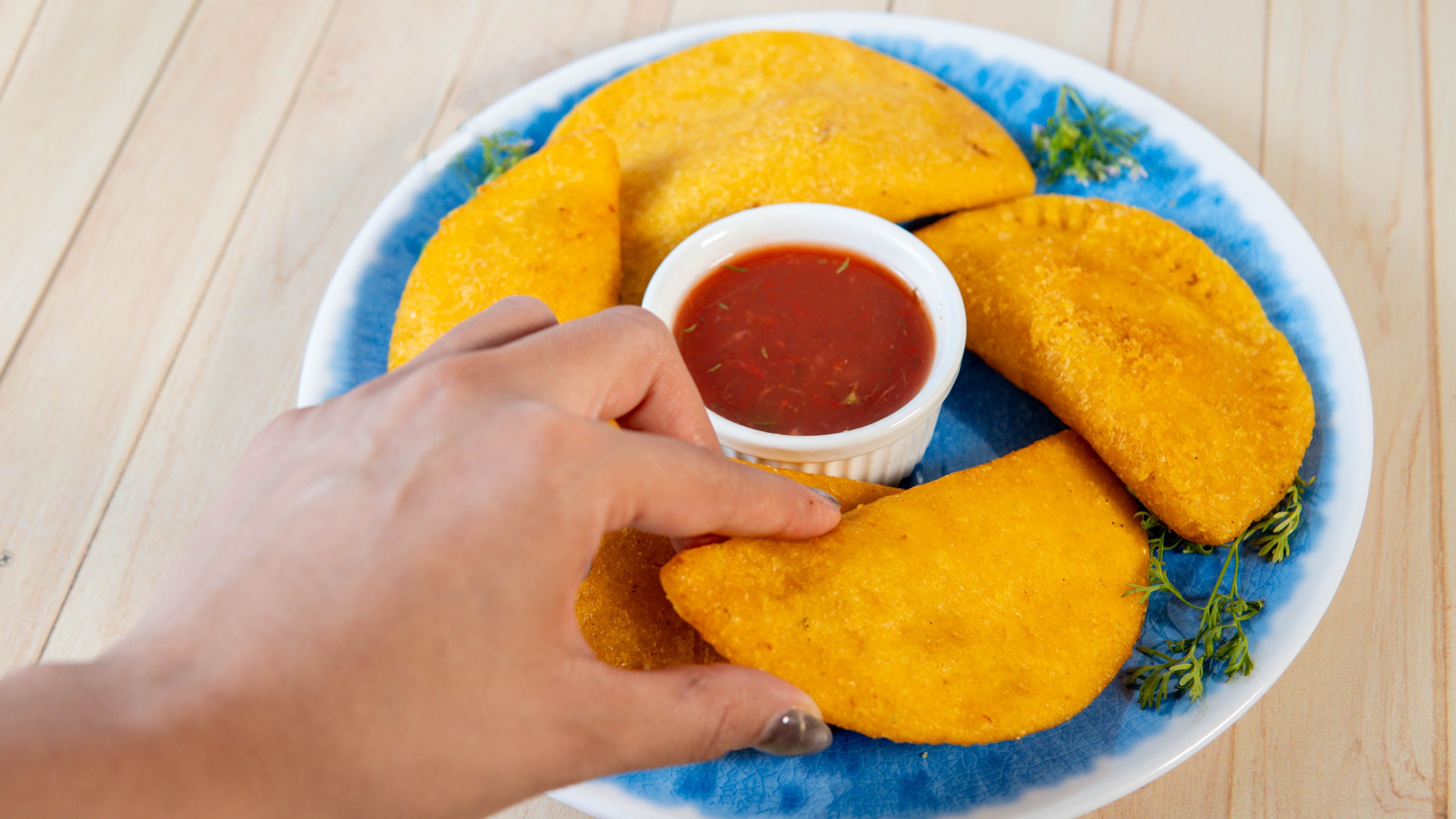 la_importancia_de_las_empanadas_es_tan_grande_que_en_caicedonia_valle_del_cauca_y_manizales_en_caldas_se_construyeron_dos_monumentos_en_su_honor.jpg