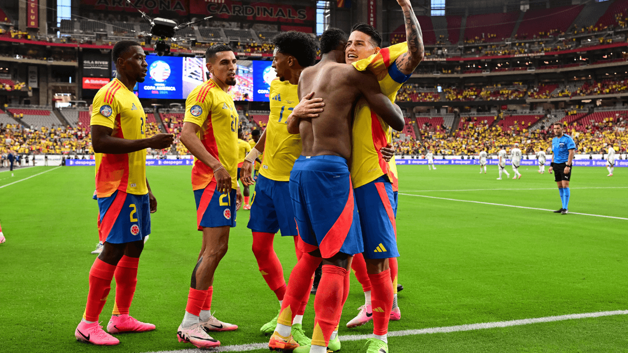 james_se_abraza_con_jhon_cordoba_tras_su_gol_ante_costa_rica_3.png