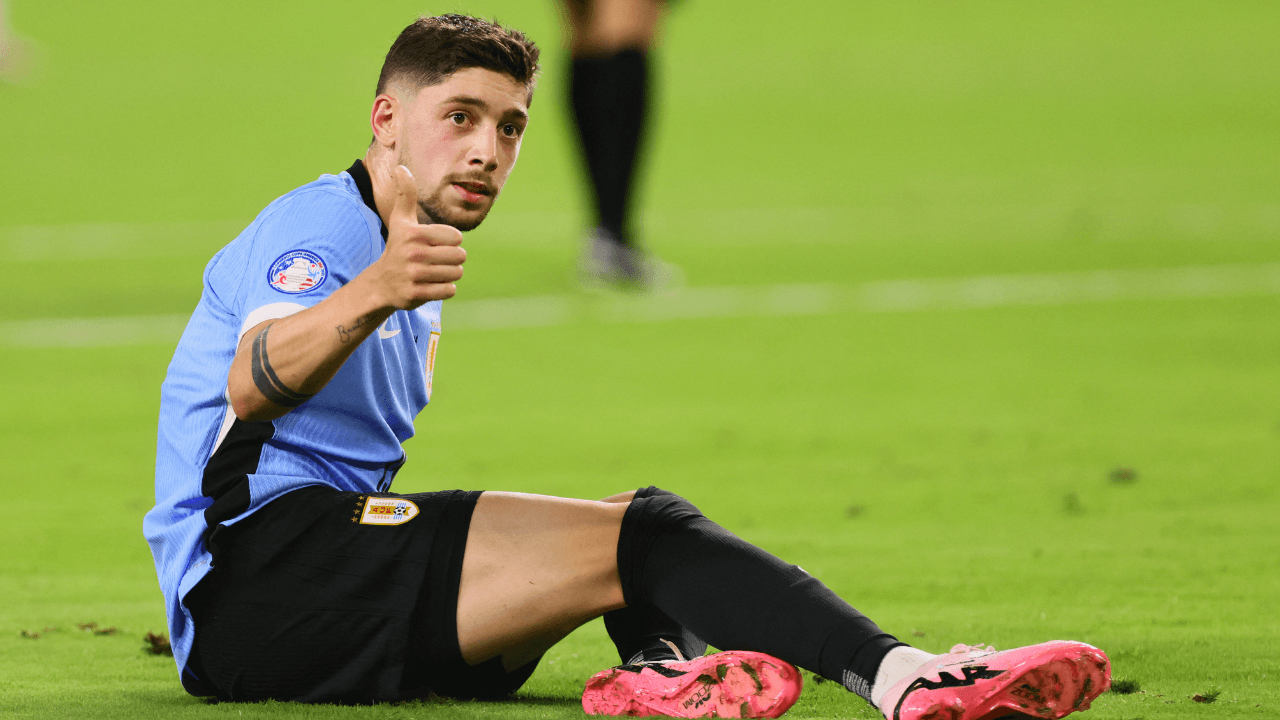federico_valverde_levanta_su_pulgar_derecho_en_el_partido_ante_panama_0.png