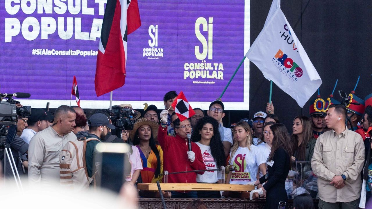 presidente_petro_con_la_bandera_a_la_muerte.jpg